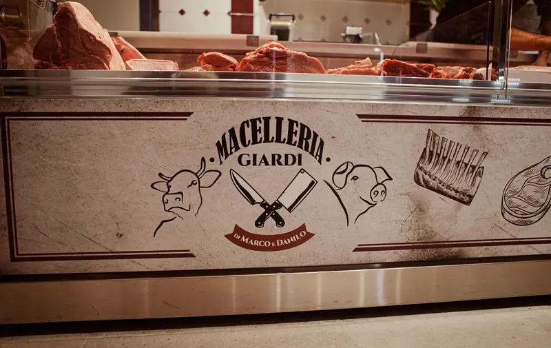 Il banco della Macelleria Giardi con l'insegna sulla parete