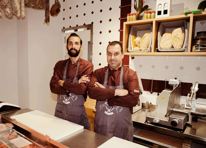 Marco e Danilo dietro il banco della macelleria